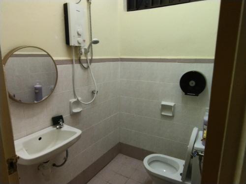 峇都丁宜Pinang Beach Home @ Ferringhi的一间带水槽、卫生间和镜子的浴室