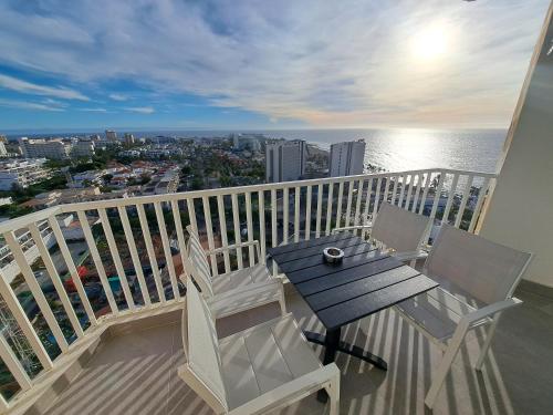 美洲海滩Panoramic Floor - Las Americas的一个带桌椅的海景阳台