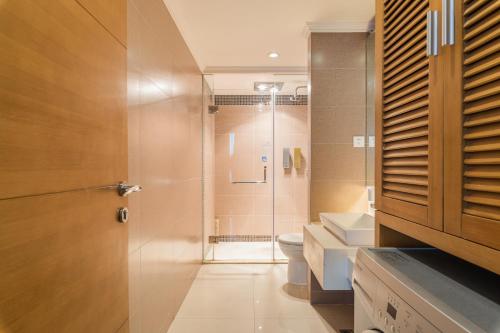 重庆重庆森林逸居民宿的带淋浴、卫生间和盥洗盆的浴室