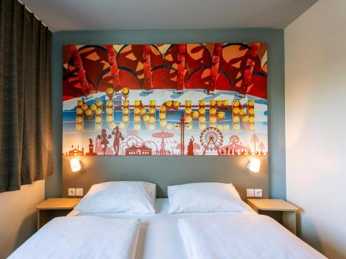 慕尼黑慕尼黑城西住宿加早餐酒店的墙上画画的房间里设有两张床
