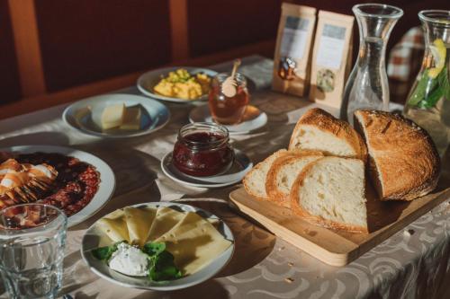 戈雷尼斯卡地区采尔克列Tourist Farm Pr'Dovar的一张桌子,上面有面包和其他食物