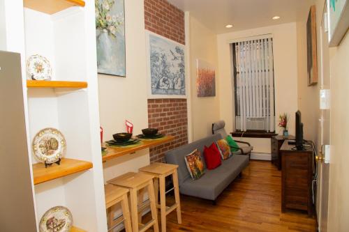 纽约The Harlem Cascades的客厅配有沙发和桌子