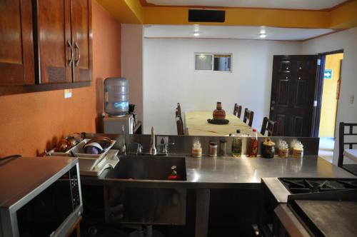 克雷尔特玛兹科尔生态酒店的厨房配有水槽和台面