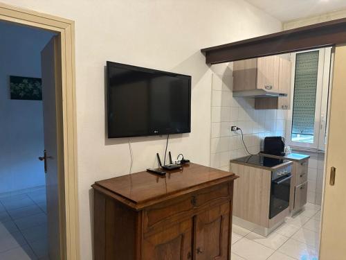 罗马holiday home in the Vatican的厨房配有壁挂式平面电视。