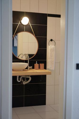 KumlucaLb Boutique Hotel的一间带水槽和镜子的浴室