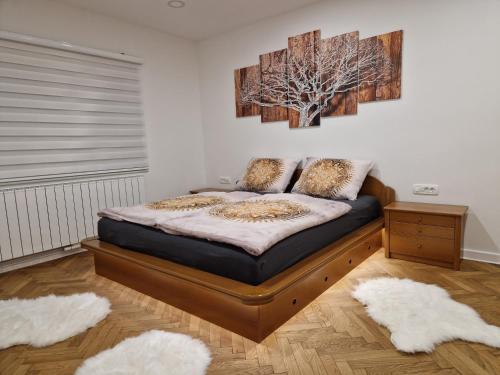 拉什科Apartmaji PR' KERIN的卧室配有一张壁画和两张画的床铺。