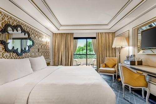 非斯菲斯尼甘宫万豪酒店&度假村的酒店客房设有一张大床和一张书桌。