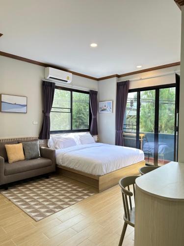 卡塔海滩Kata Noi Place floor3的一间卧室配有一张床、一张沙发和一张桌子