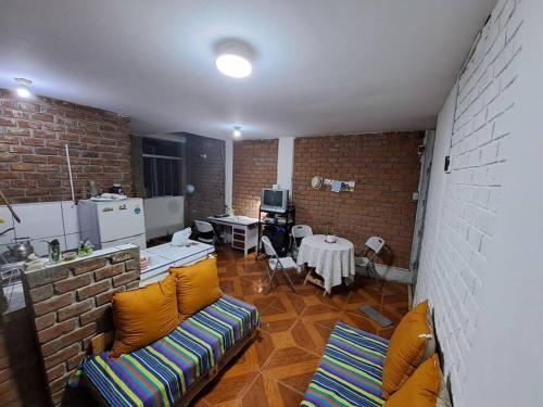 伊察Casa amoblada con cochera的客厅配有沙发和桌子