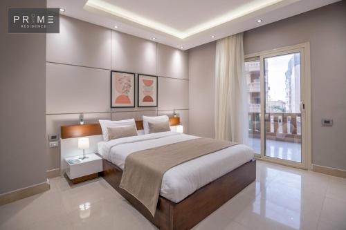 开罗新开罗领胜公寓的一间卧室设有一张大床和一个大窗户