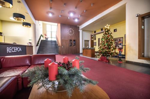 斯维特斯珀尔森特露姆酒店的大堂设有圣诞树和沙发