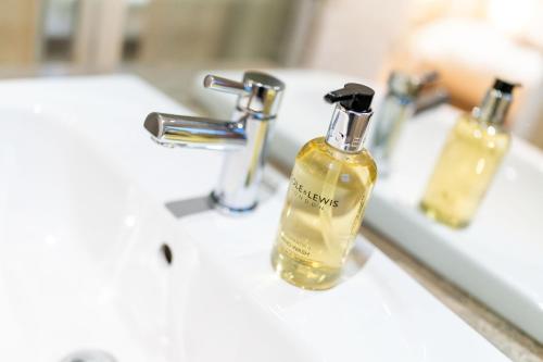 奥赫特拉德Strathallan - Luxury 3 Bedroom Apartment, Gleneagles, Auchterarder的浴室水槽上放有一瓶肥皂