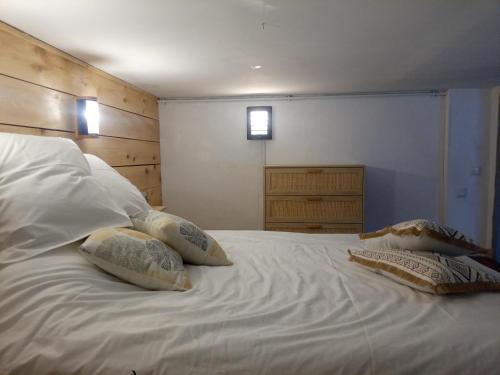 佩皮尼昂Studio d'aqui et d'ailleurs的一张白色的床,上面有两个枕头