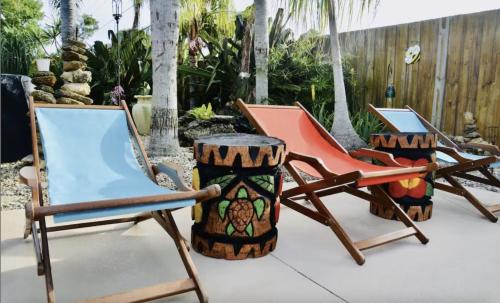 Merritt IslandTropical Retreat Near Beaches, Cruise Terminals的一组椅子坐在庭院里