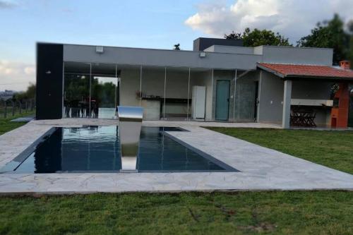 皮乌米Rancho Pôr do Sol的一座房子前面设有游泳池