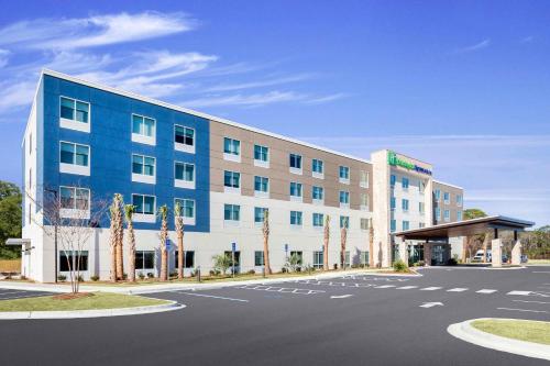 尼斯维尔Holiday Inn Express & Suites Niceville - Eglin Area, an IHG Hotel的停车场酒店 ⁇ 染