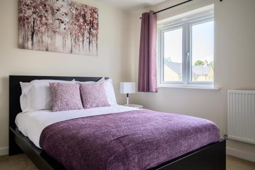 KillingbeckWykebeck Mount by Our Home Short Stays的一间卧室配有一张带紫色毯子的床和窗户。