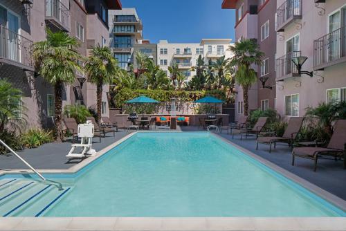 圣地亚哥圣地亚哥市区万豪酒店的一座建筑物中央的游泳池