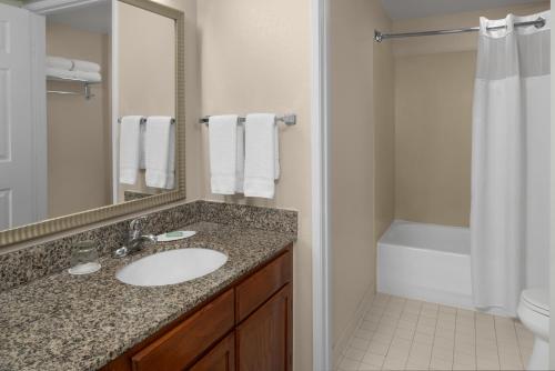 圣地亚哥圣地亚哥市区万豪酒店的一间带水槽和淋浴的浴室