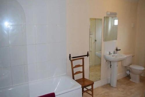 克兰利The Cranley Hotel的带浴缸、盥洗盆和卫生间的浴室