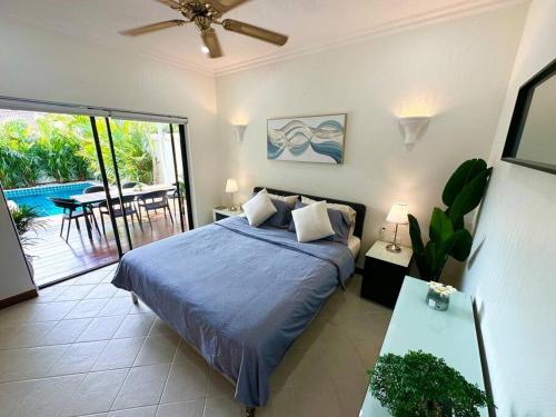 乔木提恩海滩View Talay Villas - Luxury 1BR pool villa nr beach - 171的一间卧室配有一张床,阳台配有桌子