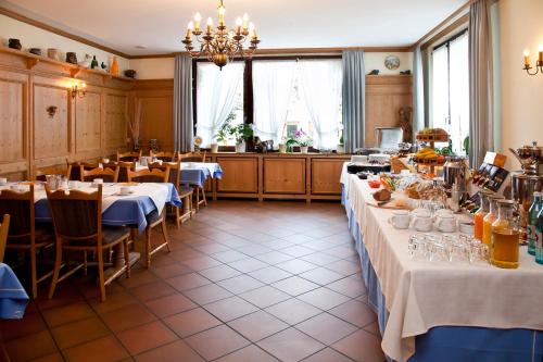 Erlenbach am MainHotel bei Liebe's的餐厅设有2张带白色桌布的桌子