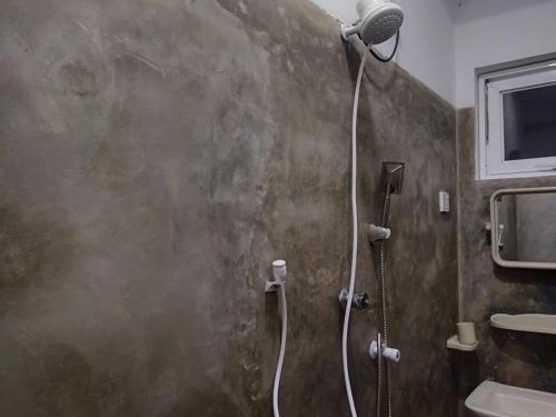 韦利格默Rusara Guest Home的带淋浴喷头的浴室