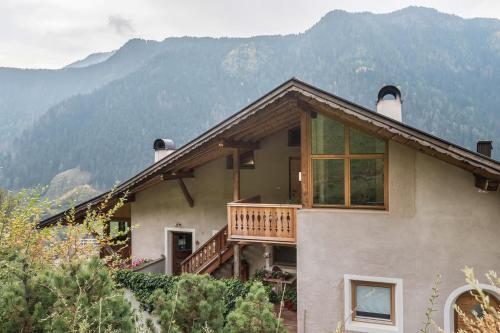 拉伊翁Ritschhof的一座带甲板和山脉的房屋