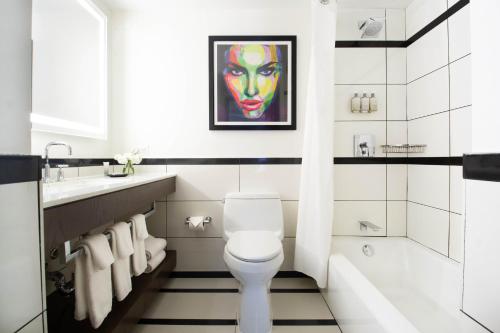 纽约中央公园酒店的浴室配有白色卫生间和盥洗盆。