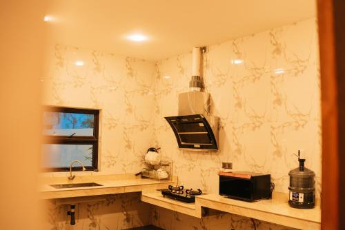 SengkuangBilliards And Karaoke, Free Pickup的厨房配有柜台、水槽和微波炉