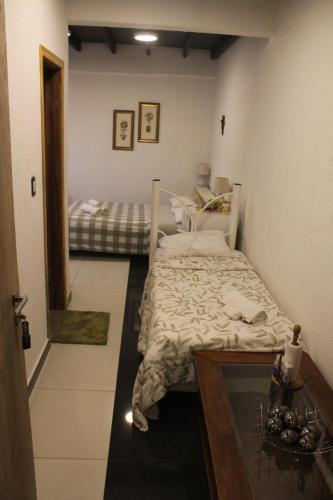 埃斯特城Apartamento 1的一间小卧室,配有一张床和镜子