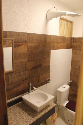 埃斯特城Apartamento 1的一间带水槽和卫生间的浴室