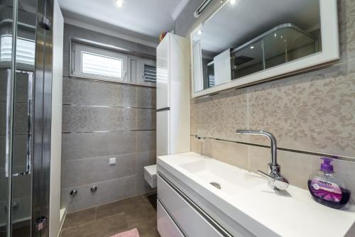 杜布罗夫尼克Luxury Apartment Violet的一间带水槽和淋浴的浴室