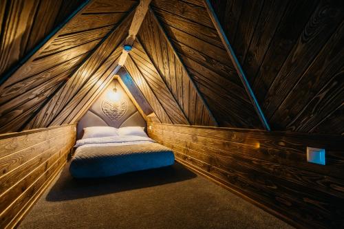 扎科帕内Domek na Wilczniku的木制客房内的一张床