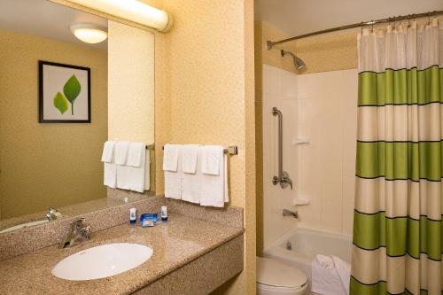 皇后区纽约拉瓜迪亚机场/芙拉世迎费尔菲尔德万豪酒店的浴室配有盥洗盆、卫生间和浴缸。