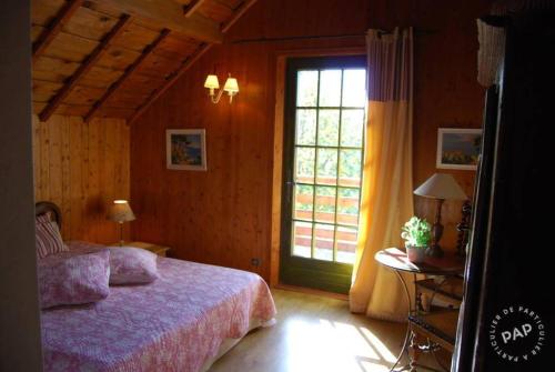 维拉尔-德朗Les Castors的一间卧室设有一张床和一个大窗户