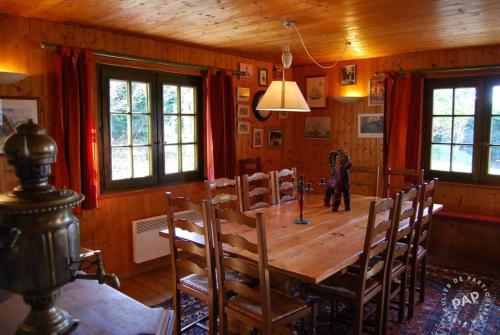 维拉尔-德朗Les Castors的一间带木桌和椅子的用餐室