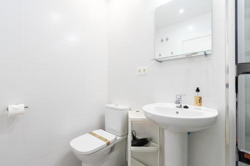 帕伦西亚INSIDEHOME Apartments - La Casita de Irene的白色的浴室设有卫生间和水槽。