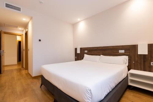 帕伦西亚INSIDEHOME Ciudad de Palencia的卧室配有一张白色大床