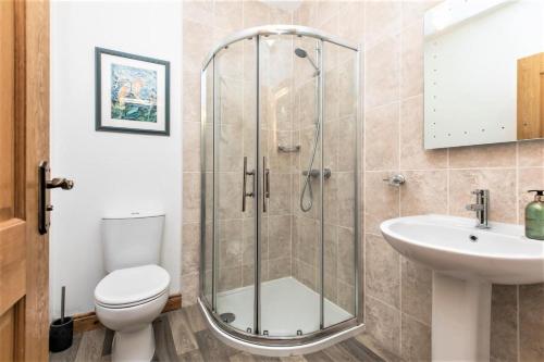 希尔斯伯勒Dunhill Cottage B&B的带淋浴、卫生间和盥洗盆的浴室