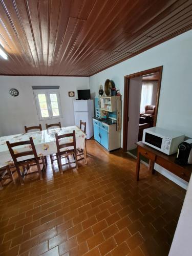 布拉干萨Casa de Cabecinho- Albufeira do Azibo的一间带桌椅的客厅和一间厨房