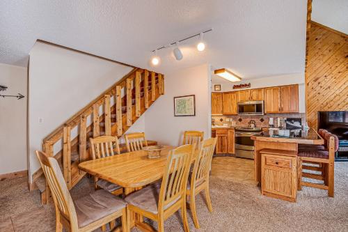 布雷肯里奇Pine Ridge 05F的厨房以及带木桌和椅子的用餐室。