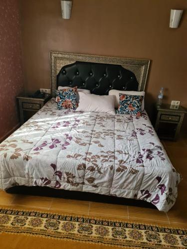 Oulad Sidi CheïkhMaison d’hôtes SOUIHLA的一间卧室配有一张大床和一个大被子