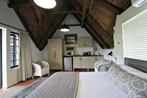 斯韦伦丹斯韦伦丹山景斯公寓的一间卧室配有一张床和一间厨房