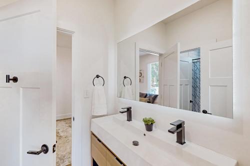 印第安纳波利斯Indianapolis Gem的白色的浴室设有水槽和镜子