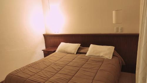 Coronado Hotel客房内的一张或多张床位
