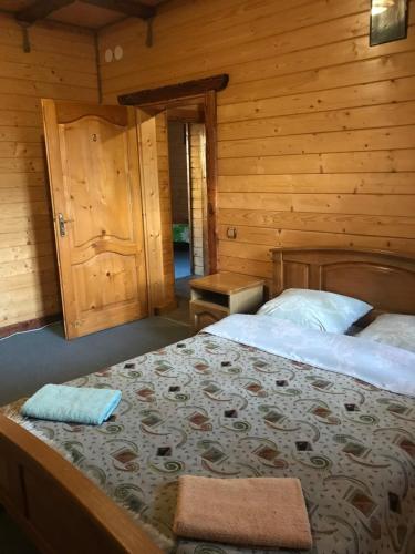 亚布卢尼齐亚Trembita的小木屋内一间卧室,配有一张床