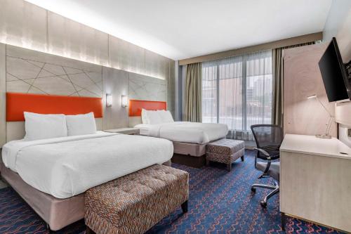 圣安东尼奥阿拉莫/河滨贝斯特韦斯特尊贵历史旅客酒店的酒店客房设有两张床和电视。