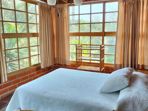 谢内吉亚区格林戈之家旅馆的卧室设有白色的床和大窗户