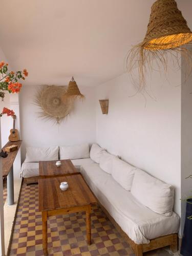 马拉喀什Riad Yu Yu的客厅配有白色的沙发和木桌